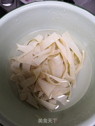 砂锅鸡汤米线的做法步骤：2