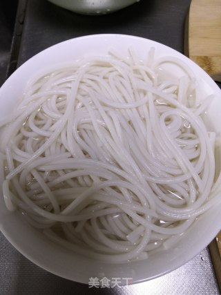 砂锅鸡汤米线的做法步骤：3