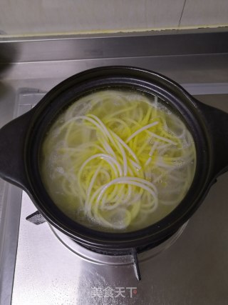 砂锅鸡汤米线的做法步骤：6