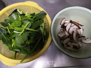 香菇菠菜的做法步骤：1