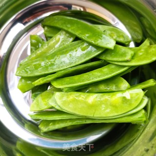 鲜虾荷兰豆沙拉的做法步骤：1