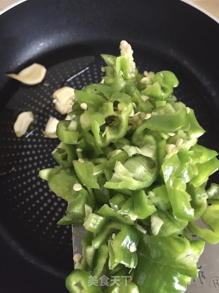 香椿芽炒螺丝椒的做法步骤：7