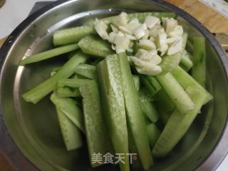 素炒黄瓜的做法步骤：1
