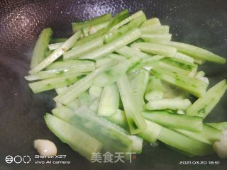 素炒黄瓜的做法步骤：3