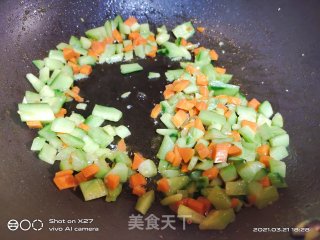家常黄瓜胡萝卜炒饭的做法步骤：2