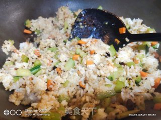家常黄瓜胡萝卜炒饭的做法步骤：3
