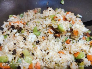 家常黄瓜胡萝卜炒饭的做法步骤：6