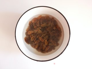 葡萄干馒头卷的做法步骤：2