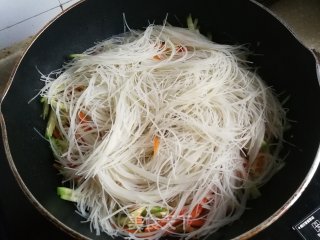 三丝豆腐炒粉干的做法步骤：6