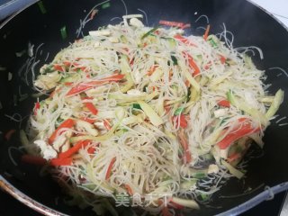 三丝豆腐炒粉干的做法步骤：7