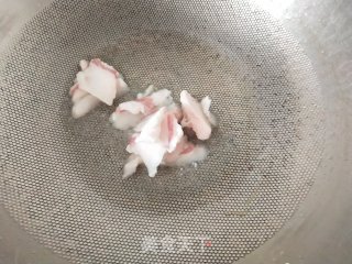 木耳腐竹炒白菜的做法步骤：2