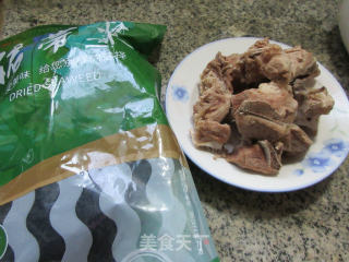 裙带菜肉骨汤的做法步骤：1
