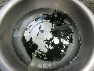 裙带菜肉骨汤的做法步骤：2