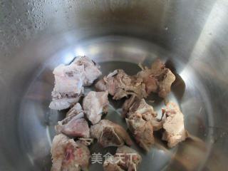 裙带菜肉骨汤的做法步骤：3