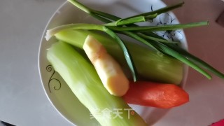 莴笋炒肉片的做法步骤：1