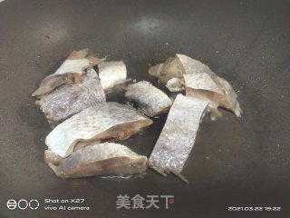 芹菜烧咸鱼的做法步骤：2