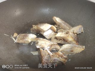 芹菜烧咸鱼的做法步骤：3