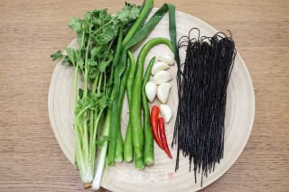 凉拌酸辣蕨粉的做法步骤：1