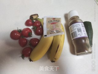 圣女果香蕉沙拉的做法步骤：1