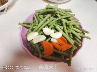 豆瓣酱焖豆角的做法步骤：1