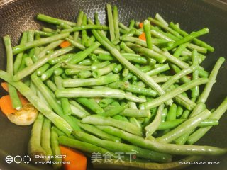豆瓣酱焖豆角的做法步骤：3