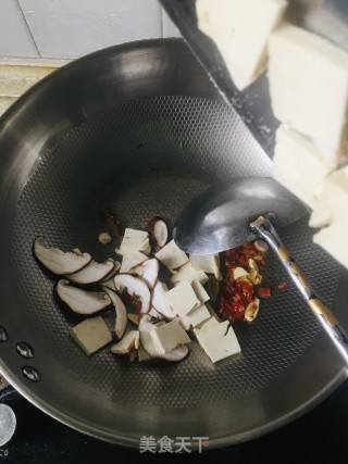 香菇豆腐汤面的做法步骤：3