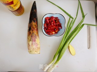 凉拌红油春笋❗️香辣鲜美，下饭神器的做法步骤：1