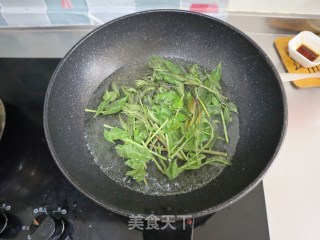 春季一口鲜～香椿炒鸡蛋的做法步骤：2