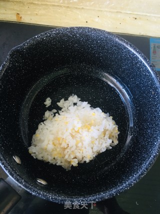 牛奶泡饭的做法步骤：1