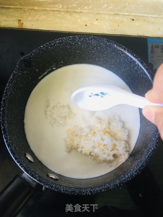 牛奶泡饭的做法步骤：3