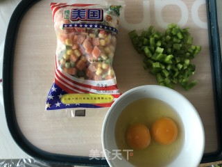 鸡蛋杂蔬焗饭的做法步骤：1