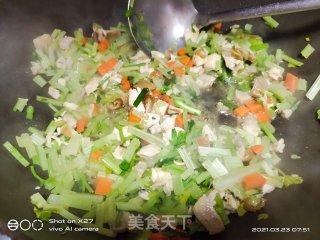 鸡肉芹菜炒饭的做法步骤：2