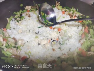 鸡肉芹菜炒饭的做法步骤：3