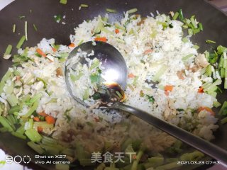 鸡肉芹菜炒饭的做法步骤：4