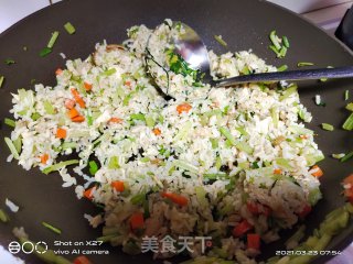 鸡肉芹菜炒饭的做法步骤：5