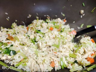 鸡肉芹菜炒饭的做法步骤：6