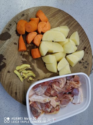 土豆焖鸡肉的做法步骤：1