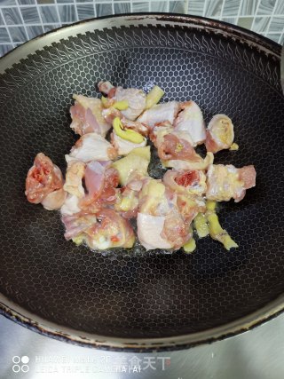 土豆焖鸡肉的做法步骤：2