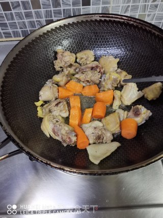 土豆焖鸡肉的做法步骤：3