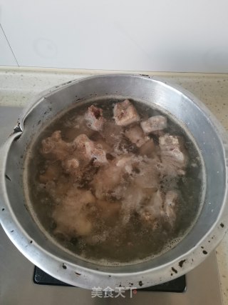 白萝卜牛肉汤的做法步骤：2