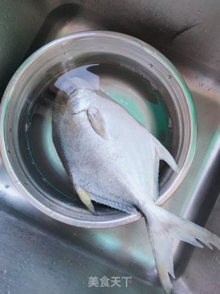 油泼鲳鱼的做法步骤：1