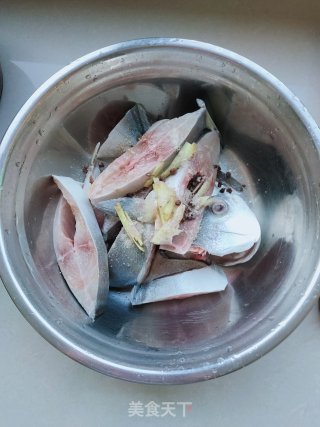 油泼鲳鱼的做法步骤：2