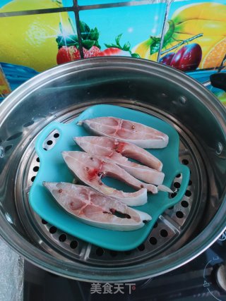 油泼鲳鱼的做法步骤：4