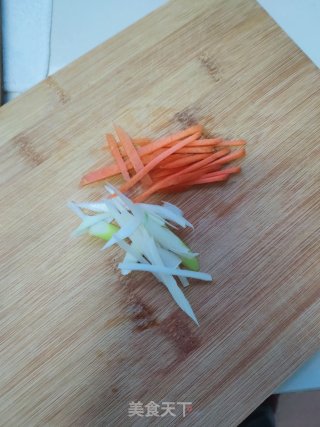 油泼鲳鱼的做法步骤：5