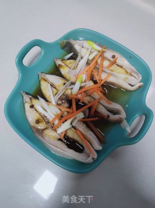 油泼鲳鱼的做法步骤：7