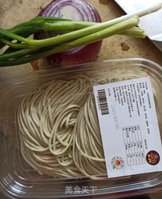 葱油面的做法步骤：1