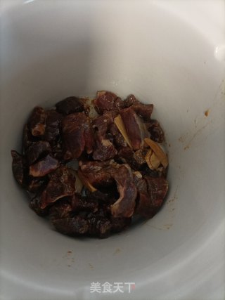 山药海裙带炖牛肉的做法步骤：2