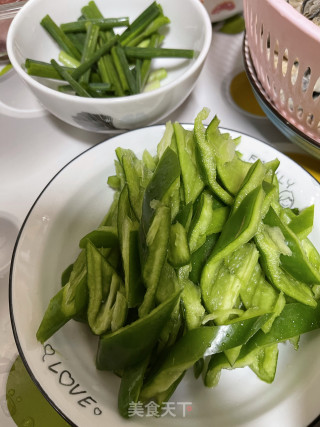 蚝干炒辣椒的做法步骤：3