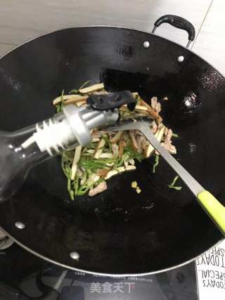 辣炒豆干肉丝的做法步骤：4