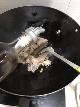 红烧肉骨头的做法步骤：2